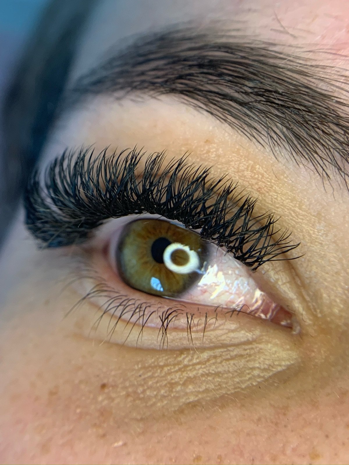 Volume Brasileiro Tradicional com cílios bem definidos e alinhados, realçando a beleza do olhar