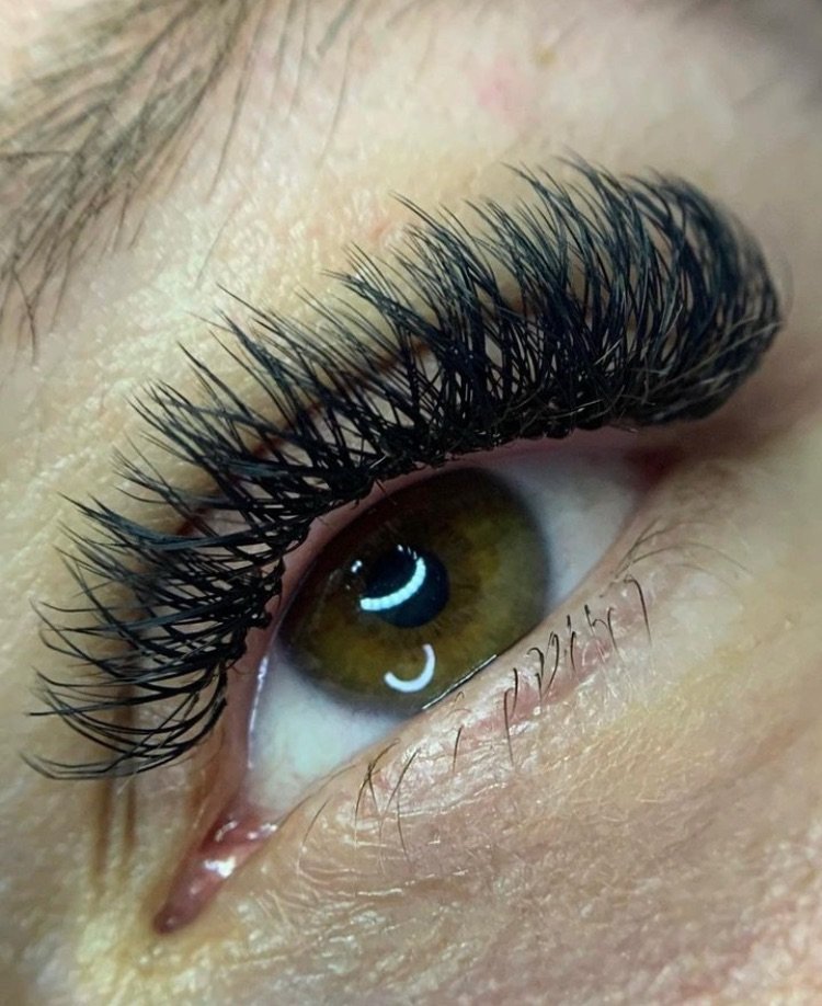 Volume Brasileiro Triple Tip's com acabamento natural e marcante, feito por lash designer especializada