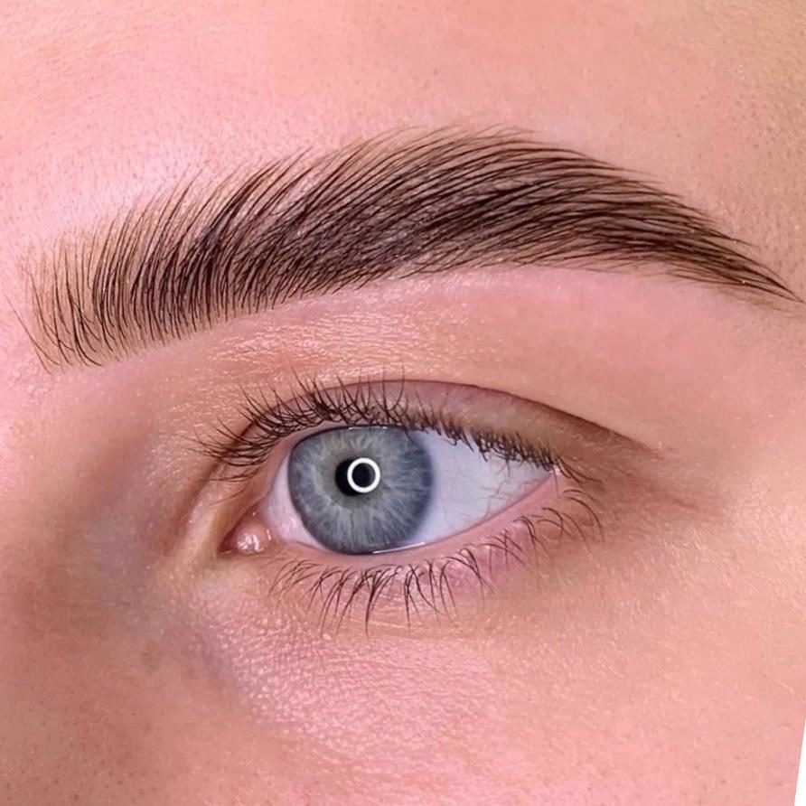Brow Lamination com efeito de sobrancelhas alinhadas e volumosas, resultado duradouro e natural