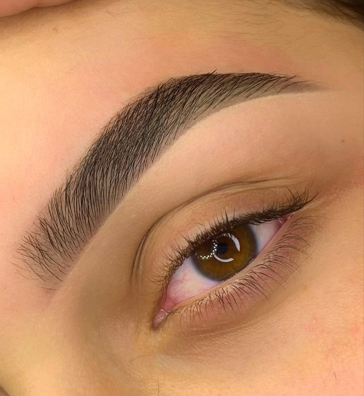 Design de sobrancelhas personalizado, feito por profissional especializada na GK Lash & Beauty