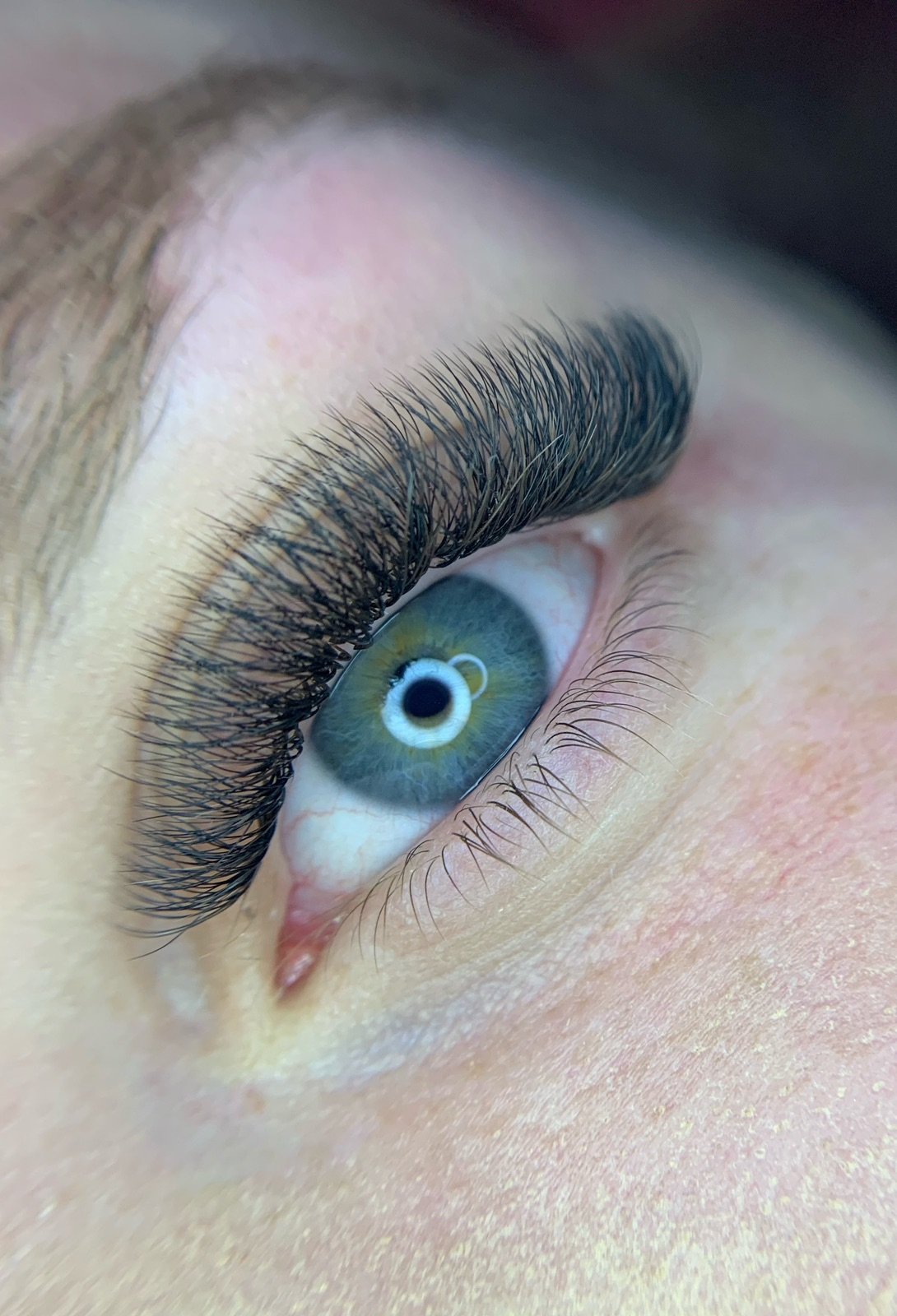 Técnicas de Volume Egípcio 3D e 4D, cílios com camadas e efeito sofisticado na GK Lash & Beauty