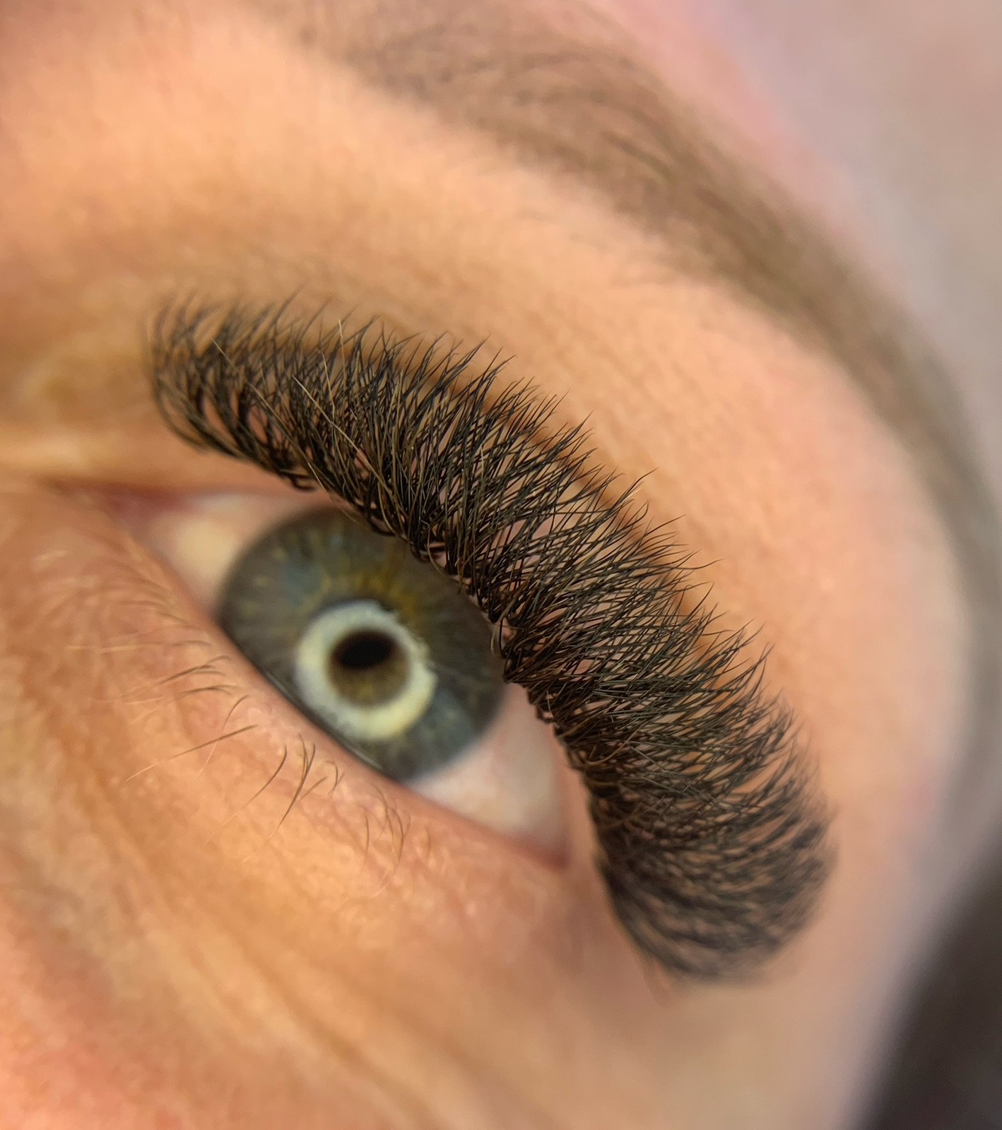 Aplicação de Volume Egípcio 5D nos cílios, trazendo volume intenso e definição no olhar