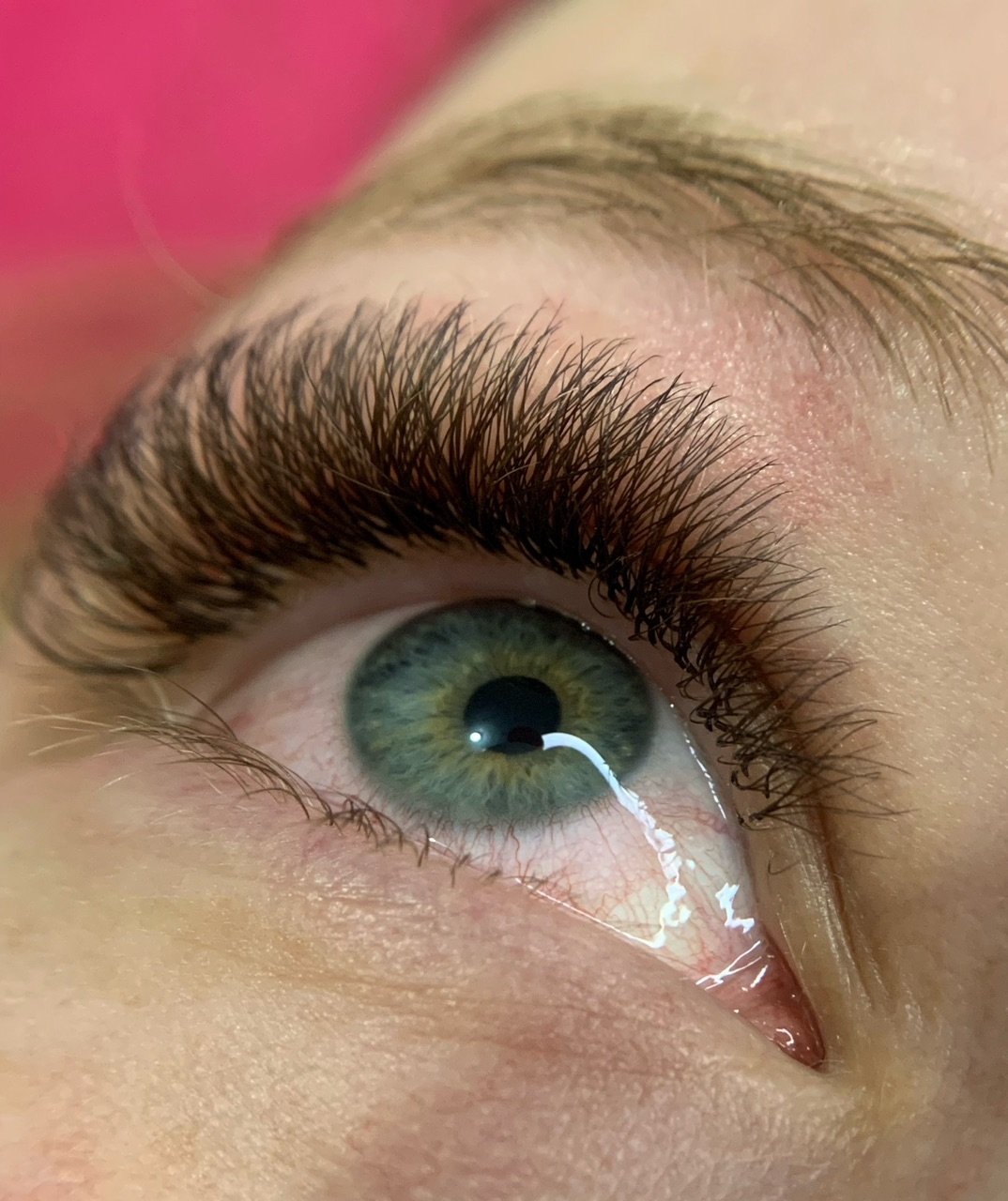 Extensão de cílios com Volume Egípcio Marrom, ideal para um olhar mais suave e harmonioso