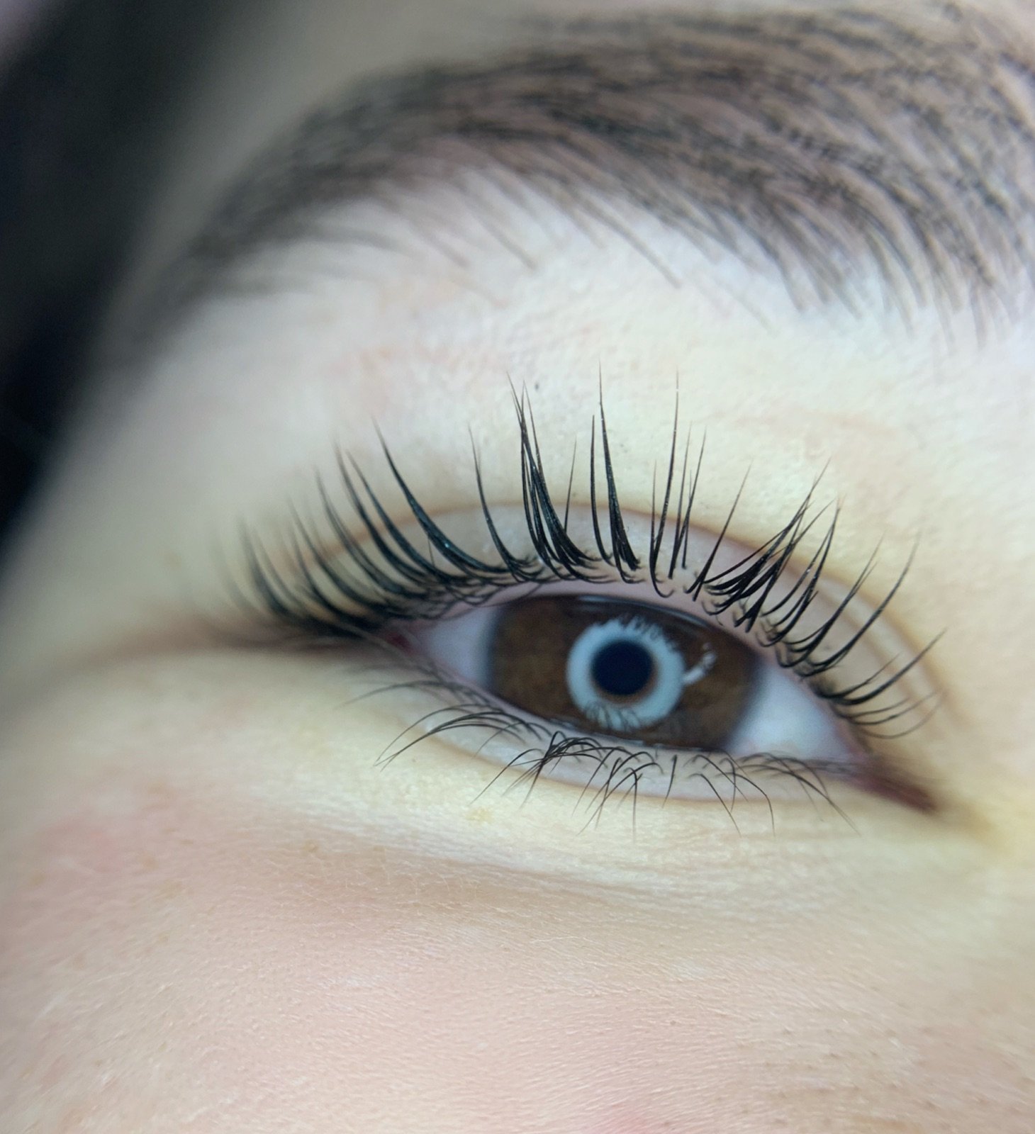 Procedimento de Lash Lifting para curvar e levantar os cílios naturais, sem alongamento artificial.