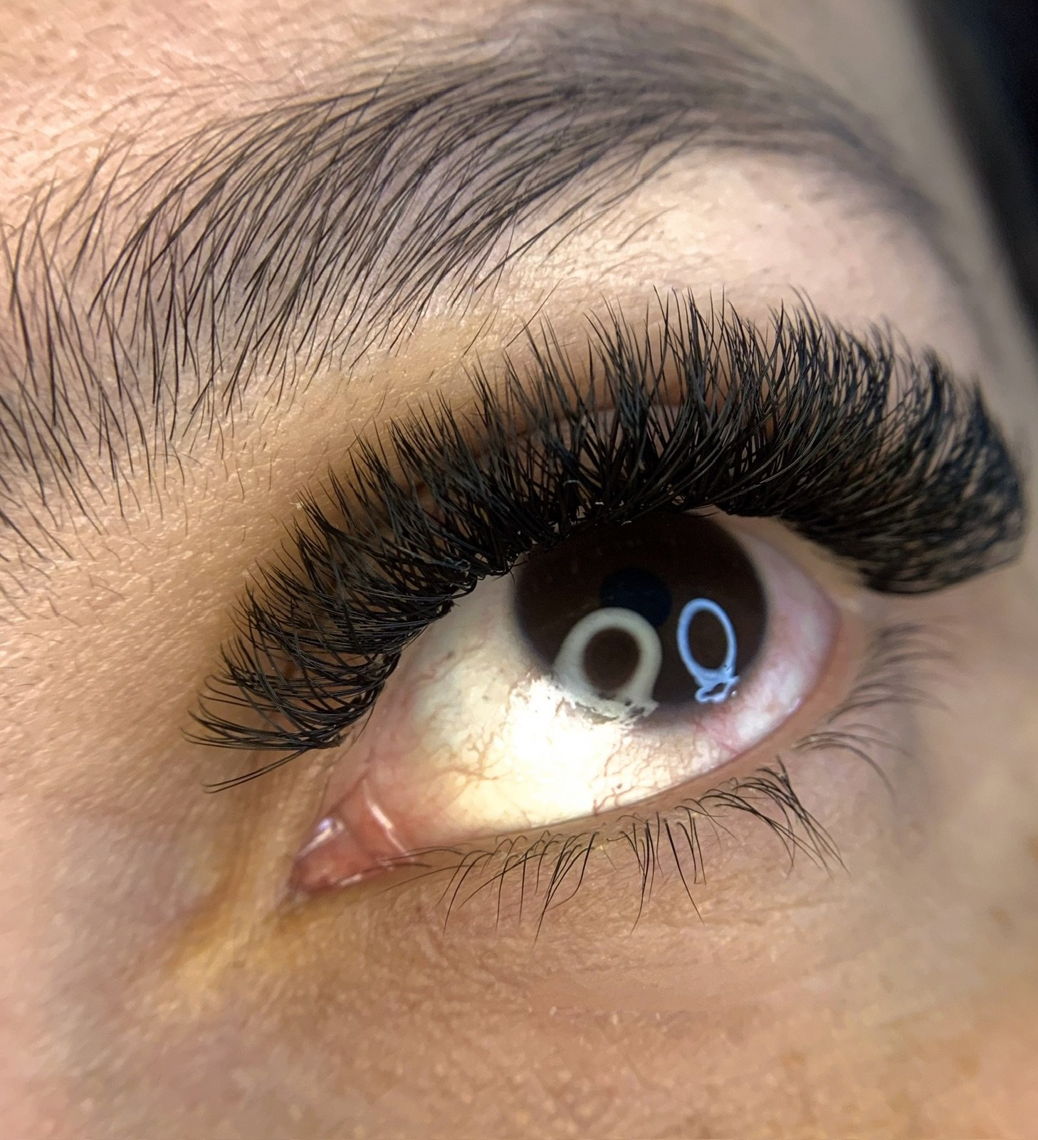 Técnica de Volume Mega Brasileiro com fios densos e resultado glamouroso, perfeita para destaque total do olhar